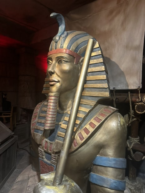 Pharaoh’s Fury · Queue-area decoration · not the ride vehicle; appearance may have changed